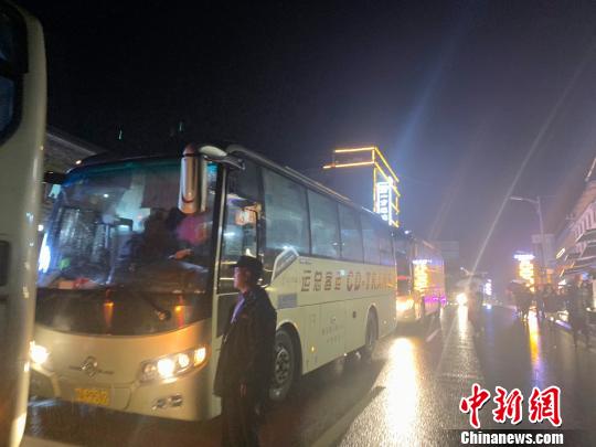 四川臥龍暴雨災害已致96人被困8人失聯疏散游客上萬人