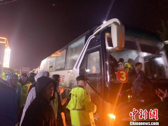 疏散轉移游客現場。四川臥龍特別行政區供圖