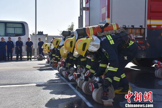 甘肅消防員開展比武對抗“飛檐走壁”煉技能